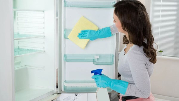 Dùng giấm làm sạch tủ lạnh giúp khử khuẩn hiệu quả