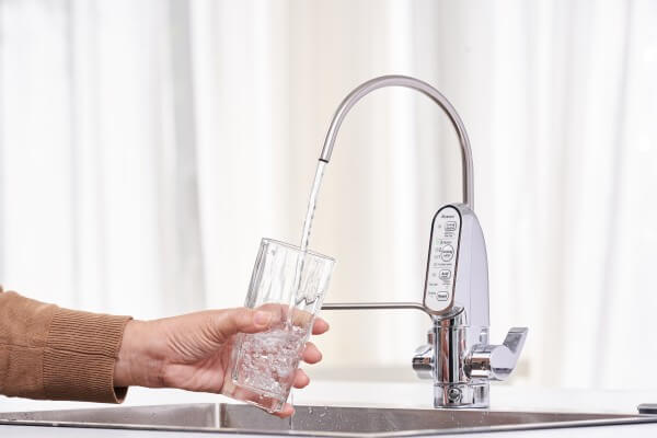 Kiểm tra độ pH của nước đầu ra