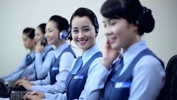 Người dùng mang CCCD đến cửa hàng Viettel để được hỗ trợ làm lại SIM