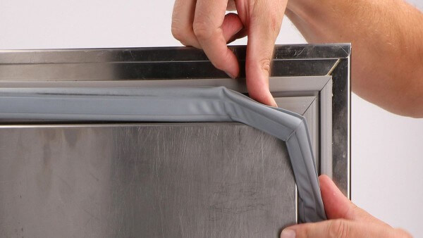 Người dùng nên vệ sinh gioăng tủ lạnh ít nhất từ 1–2 tháng/lần