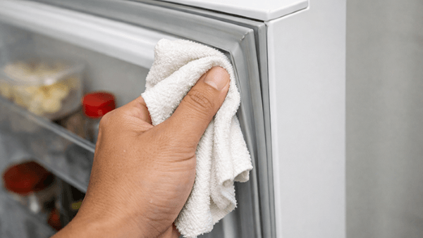 Sử dụng khăn ẩm để lau lại toàn bộ gioăng để loại bỏ dung dịch vệ sinh