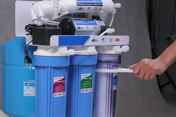 Nguyên nhân do các lõi lọc thô bị tích tụ cặn bẩn