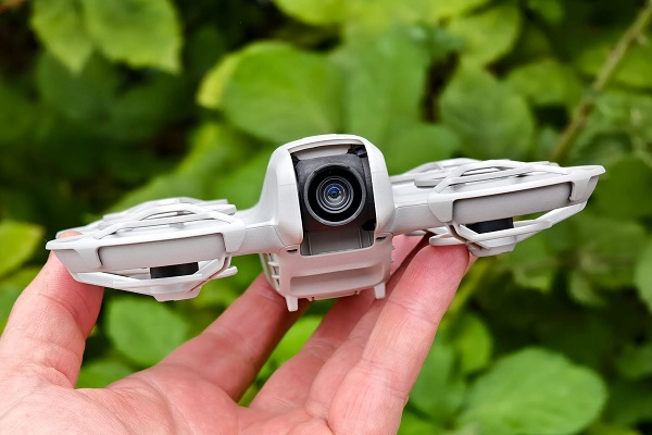 Công nghệ ổn định hình ảnh RockSteady cùng gimbal cơ học mang đến những thước phim mượt mà