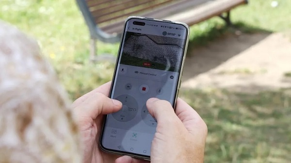 Đây là sản phẩm đầu tiên của DJI cho phép người dùng điều khiển hoàn toàn thông qua smartphone