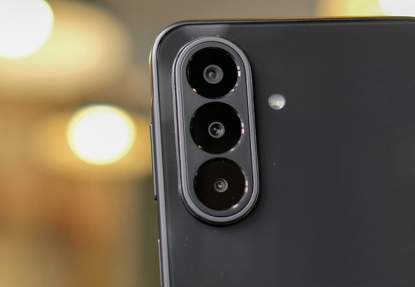 Cụm ba camera trên Galaxy A27 5G ưu tiên sự thực dụng