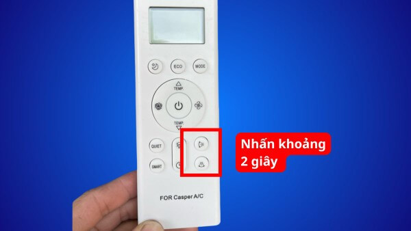 Nhấn đồng thời nút điều chỉnh đảo gió ngang và đảo gió dọc khoảng 2 giây