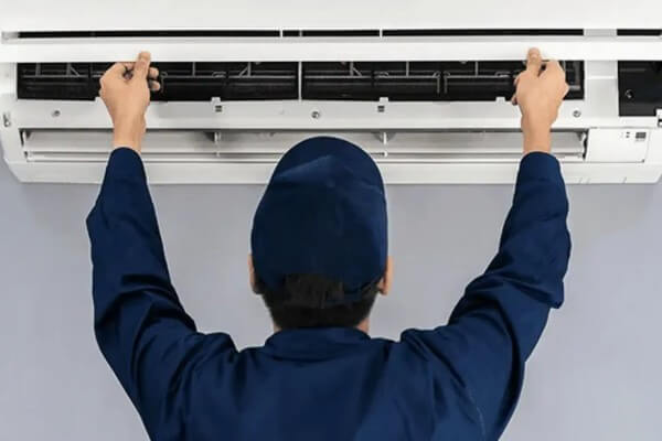 Kỹ thuật viên kiểm tra bo mạch và kịp thời sửa chữa