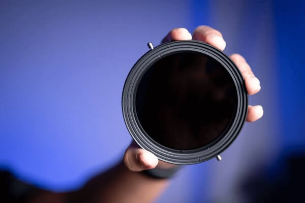 Filter ND giúp giảm lượng ánh sáng đi vào cảm biến nhưng không làm thay đổi màu sắc