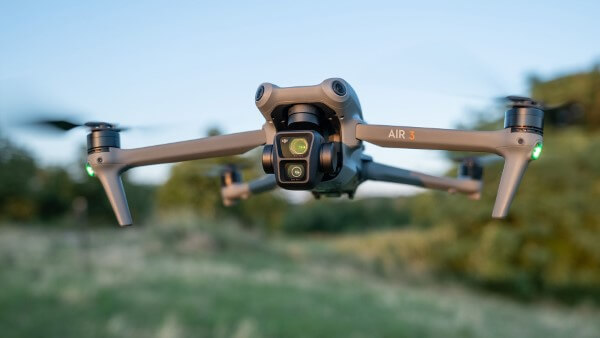 Dòng flycam DJI Air 3 nổi bật với hệ thống camera kép