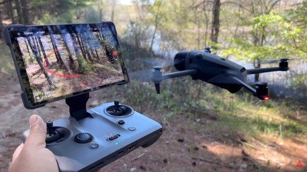 Flycam hoạt động dựa trên lực nâng của cánh quạt và hệ thống điều khiển