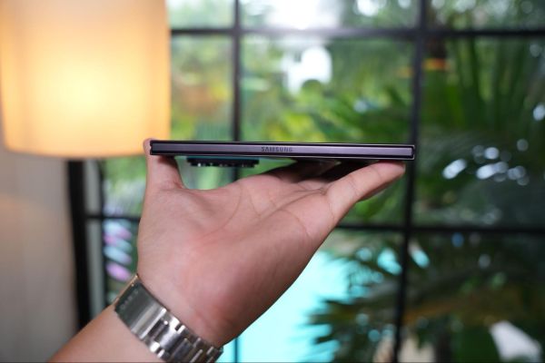 Lần đầu cầm trên tay Fold8 Ultra có thể thấy sự mỏng nhẹ