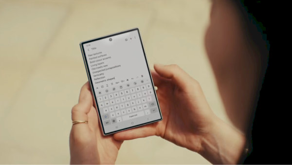 Thân máy gọn nhẹ, nặng chỉ 201gr của Galaxy Z Fold8 nhẹ nhất dòng Fold