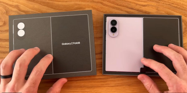 Galaxy Z Fold8 được đặt trang trọng ở khay trên cùng khi mở hộp