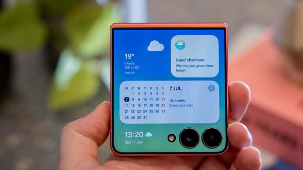 Hệ thống Flexcam trên Galaxy Z Flip8 tiếp tục nhấn mạnh trải nghiệm selfie bằng camera sau và chụp rảnh tay