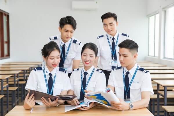 Điểm chuẩn năm 2025 của Học Viện Hàng Không Việt Nam dao động từ 18 - 27 điểm
