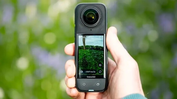 Camera Insta360 X4 trang bị màn hình cảm ứng 2,5 inch