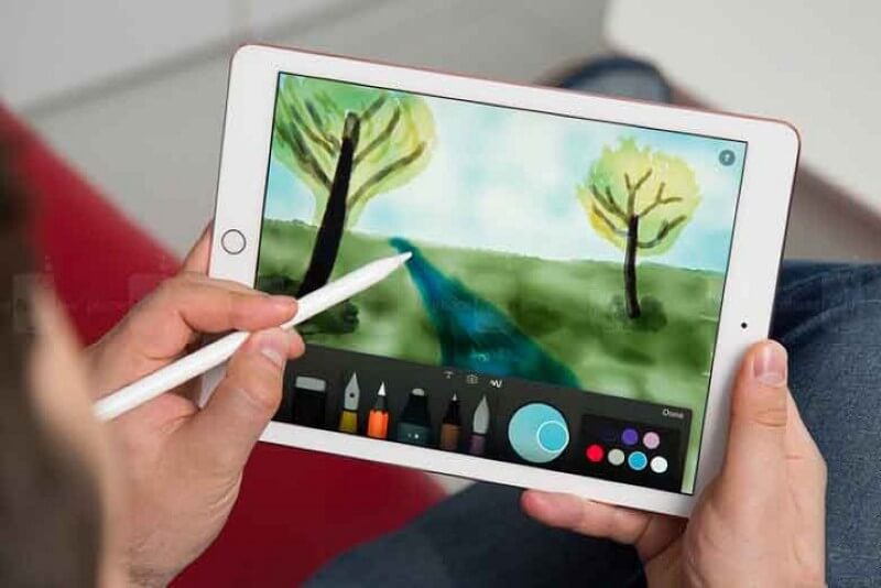 iPad thế hệ 6 mang ngôn ngữ thiết kế truyền thống 