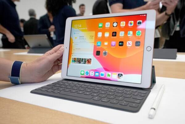 iPad thế hệ 7 với thiết kế các cạnh bo cong mềm mại và mặt lưng nhôm nguyên khối