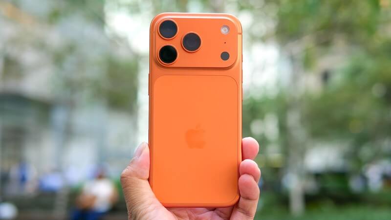 iPhone bản quốc tế được Apple phân phối tới các đại lý bán lẻ trực tiếp