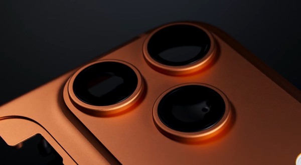 Nhôm cho phép màu sắc rực rỡ mà Titanium không thể làm được, đó là lý do Cosmic Orange chỉ có thể ra đời trên thế hệ này.