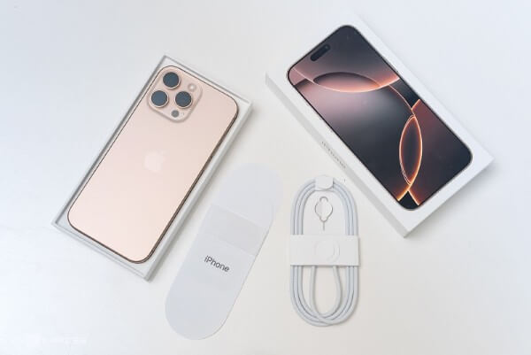 So sánh về thiết kế hay phụ kiện đi kèm iPhone