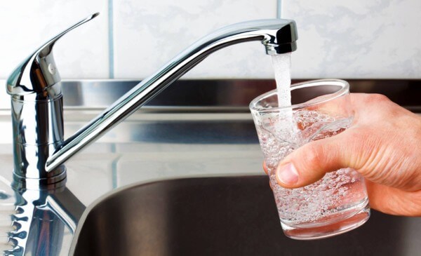 Sử dụng bút đo chỉ số TDS của nước