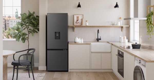Lưu ý không đặt tủ lạnh đối diện cửa chính