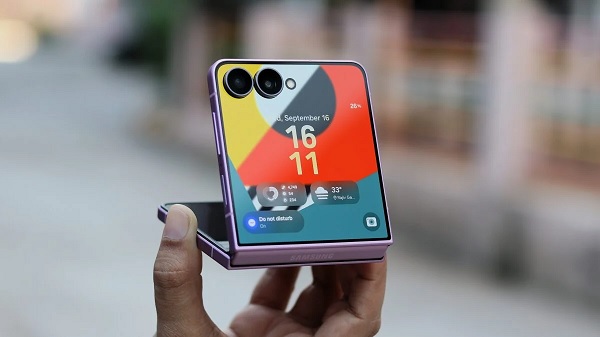 Galaxy Z Flip8 có thiết kế gập đặc trưng đã trở thành dấu ấn của dòng Galaxy Z Flip