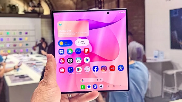 Không gian hiển thị chính rộng tới 8 inch có khả năng biến thiết bị thành một chiếc máy tính bảng