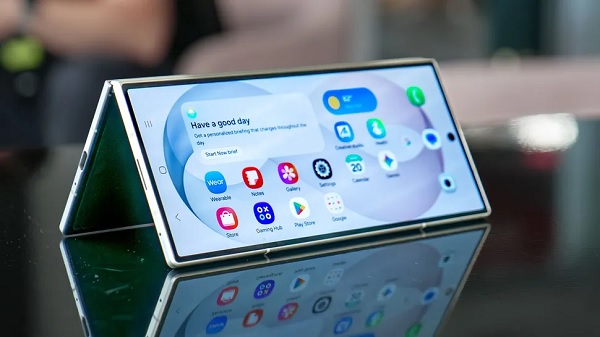 Màn hình phụ 6.5 inch ở mặt ngoài nhận được sự tinh chỉnh tỷ lệ hợp lý
