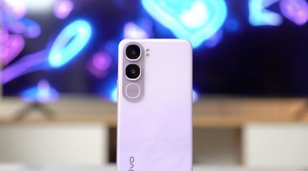 Cụm camera sau với cảm biến chính 50MP