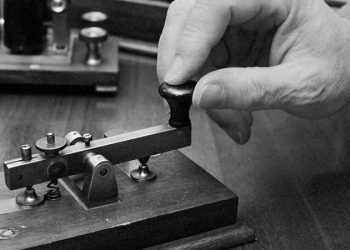 Khám phá từ A-Z: Định nghĩa mã Morse là gì và cẩm nang làm chủ tốc độ cao