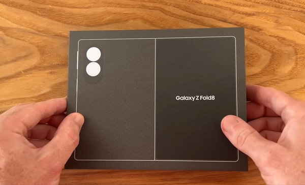 Mặt trước hộp Galaxy Z Fold8 với thiết kế tối giản, in hình dáng máy thân rộng đặc trưng