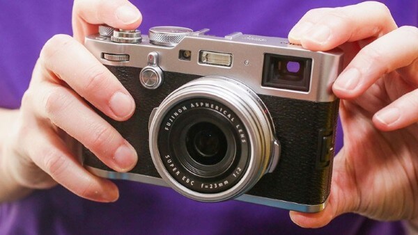 Máy ảnh compact Fujifilm thiết kế hoài cổ và chất lượng màu sắc đặc trưng