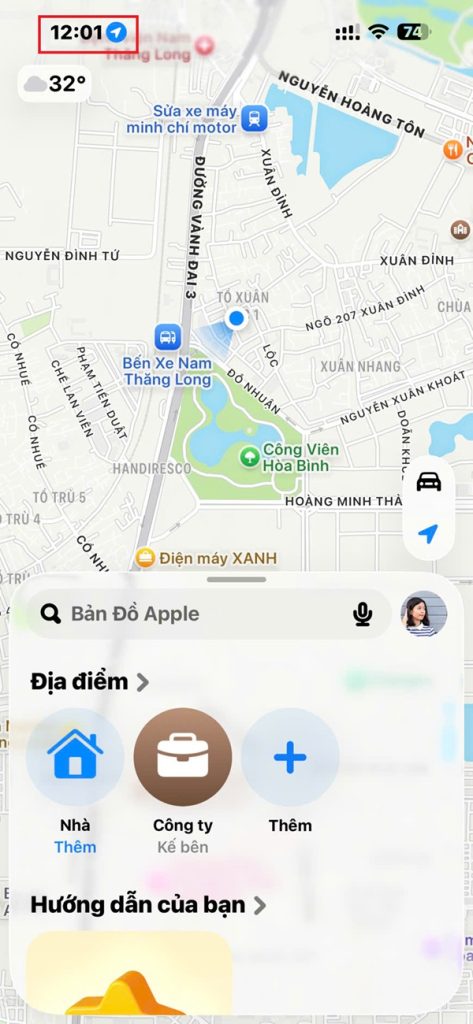 Khi nào mũi tên màu xanh trên iPhone xuất hiện?