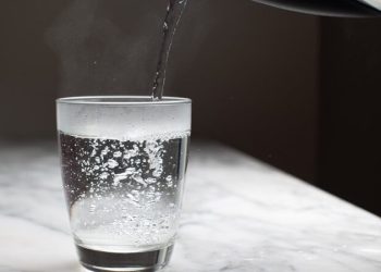 Nước đun sôi có cặn trắng có hại không? Nguyên nhân và cách xử lý hiệu quả