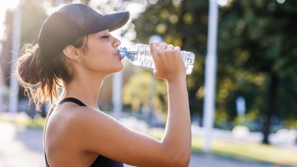 Những lợi ích và lưu ý khi dùng nước khoáng mặn