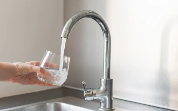 Nước được nhà máy xử lý đạt tiêu chuẩn nhưng không nên uống trực tiếp
