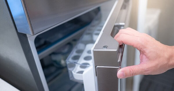 Kiểm tra và đảm bảo cửa tủ lạnh đóng kín hoàn toàn và không bị hở ron cao su 