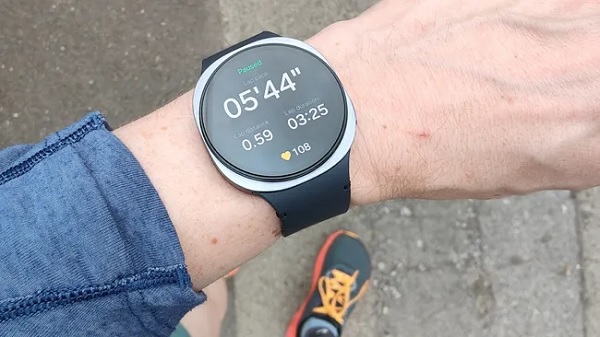 Màn hình siêu sáng và định vị GPS khi chạy bộ ngoài trời