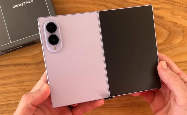 Samsung Galaxy Z Fold8 phiên bản màu Tím Lavender khi vừa lấy ra khỏi hộp
