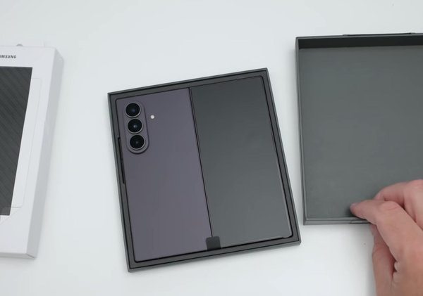 Sau khi mở nắp, Galaxy Z Fold8 Ultra được đặt ở khay trên cùng