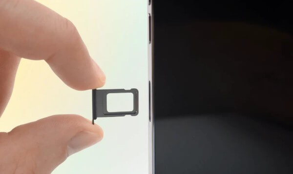 Lắp lại SIM điện thoại đúng chiều