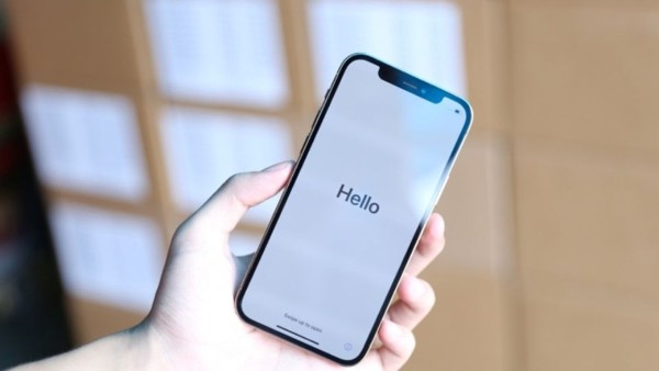 Màn hình hiện chữ “Hello”