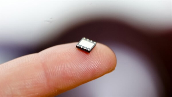 eSIM là SIM điện tử được tích hợp vào bo mạch của điện thoại 