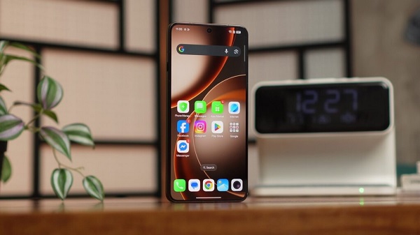 OPPO Find X9 Ultra trung thành với kiểu dáng màn hình thanh truyền thống