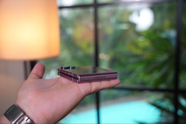 Galaxy Z Flip8 mỏng 6,1mm và nhẹ 180g.