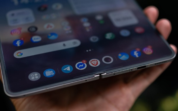 Phần nếp gấp trên màn hình OPPO Find N6 cũng được xử lý tốt hơn