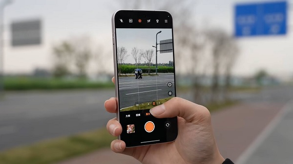 Find X8s vẫn cho hình ảnh rõ nét và ít nhiễu trong điều kiện ánh sáng yếu