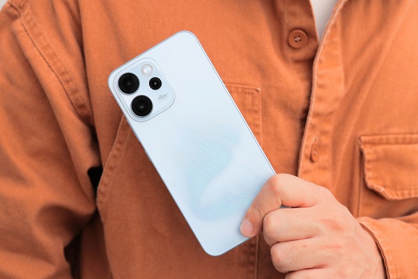 Reno15 F 5G thu hút bởi thiết kế viền camera đa sắc cùng khả năng chuyển màu độc đáo trên bề mặt